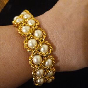 Elegant Gold and Pearl Bracelet